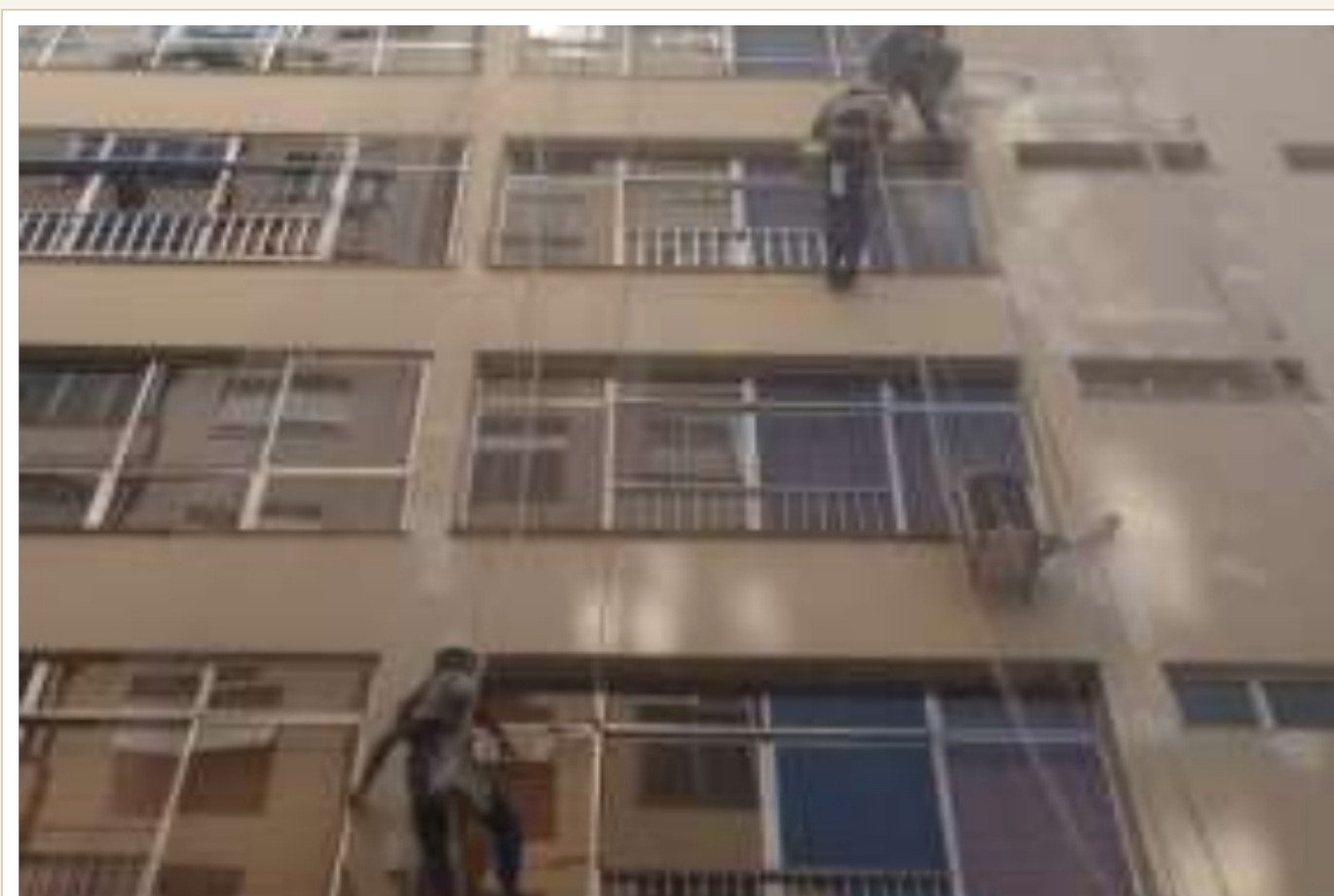 Equipe em intervenção de fachada com acesso por corda