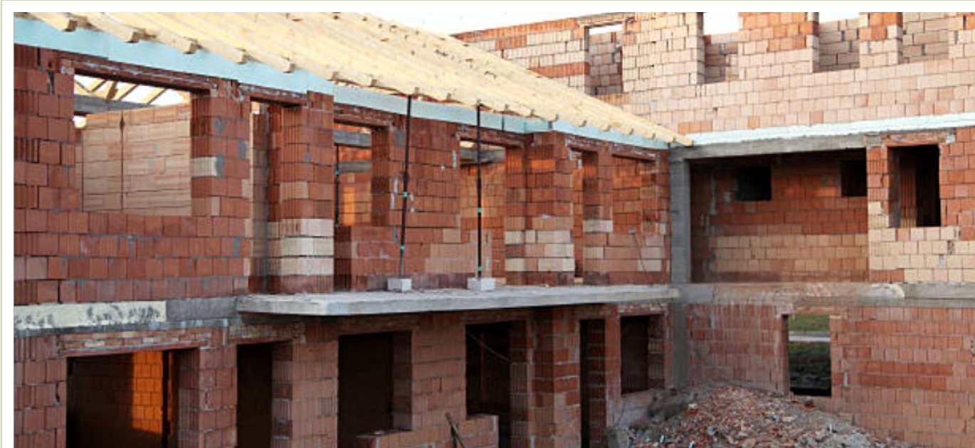 Obra de reforma e construção civil em execução